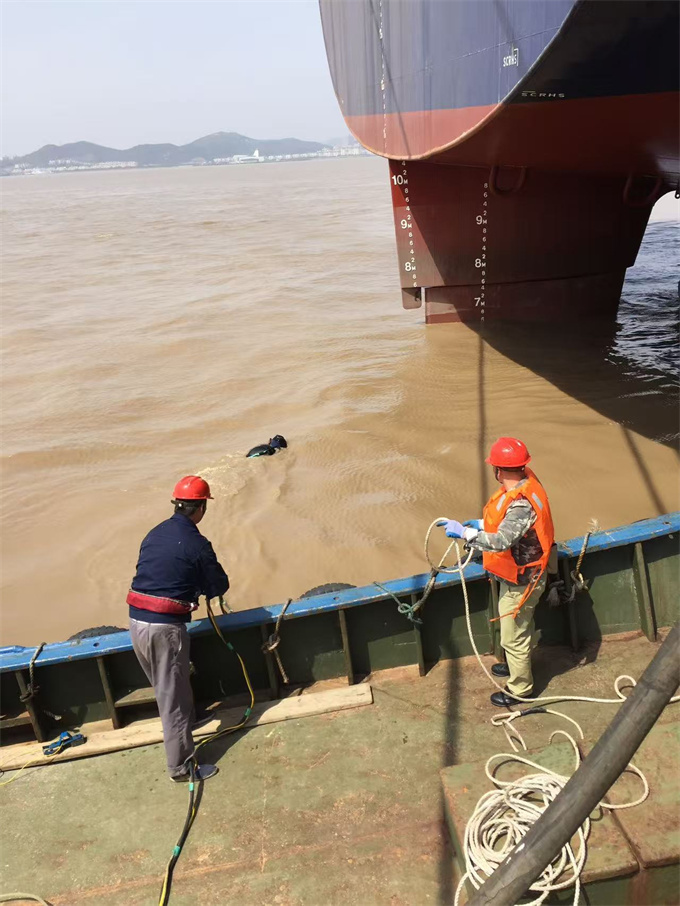 本市潜水员公司<水下安装取水口>恭候莅临
